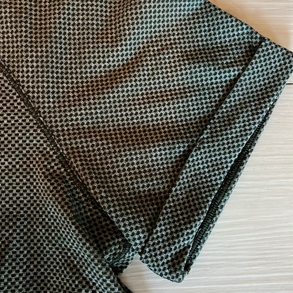 LULULEMON Athletica - Dark Green Women’s T Shirt/ open back bottom half hem (6) - Picture 3 of 7